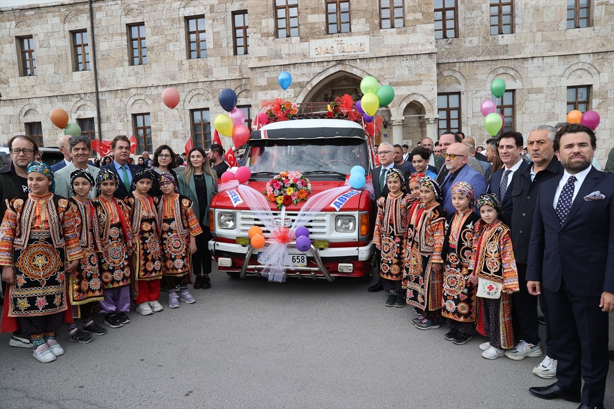 Sivas'ta bu yıl ikincisi düzenlenen Sivas Uluslararası Film Festivali kortej yürüyüşü ve çeşitli...