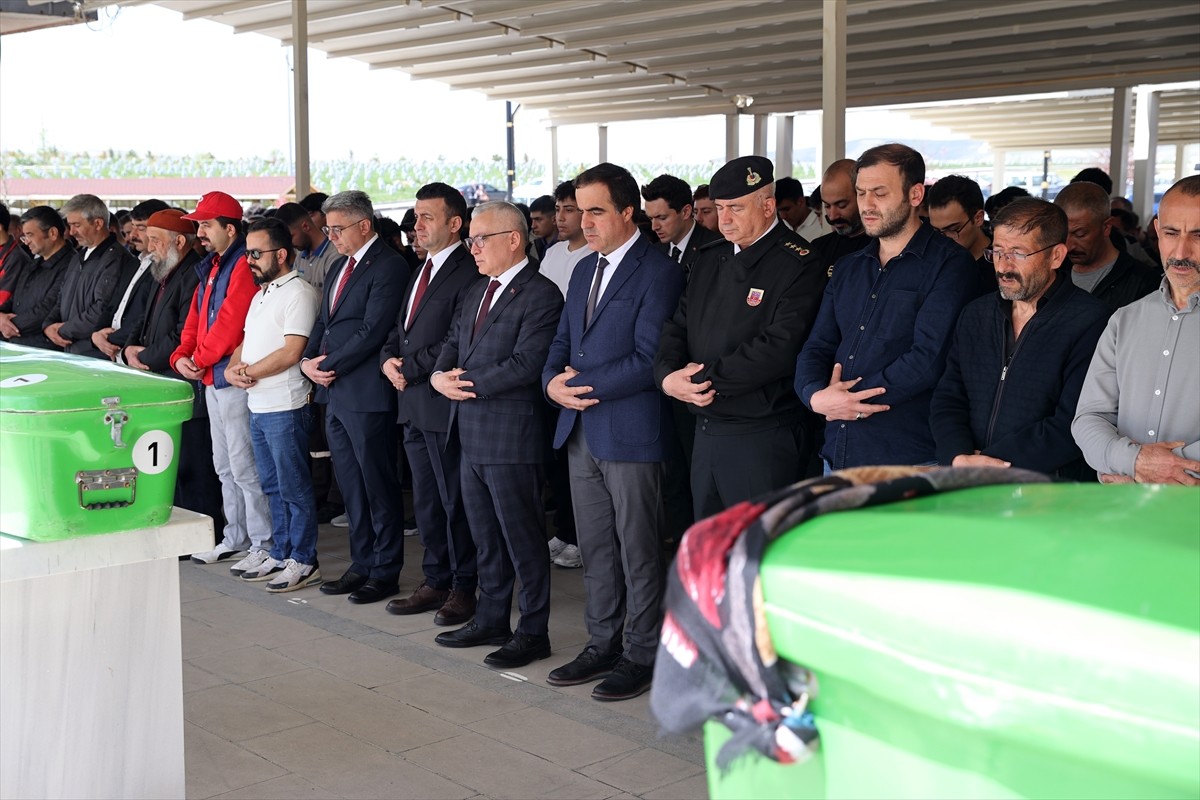 Sivas'ta evlerinde bıçaklanarak öldürülen Umutcan (22) ve kardeşi Melisa Şimşek'in (16) cenazeleri...