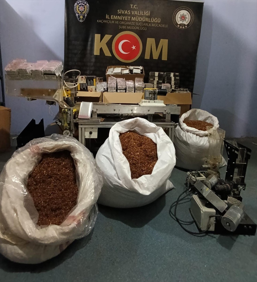 Sivas'ta polis ekiplerince 126 bin 800 makaron (filtreli sigara kağıdı) ele geçirildi.