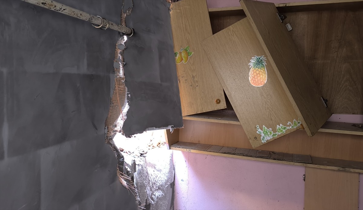 Sultangazi'de gerçekleştirilen bina yıkımı sırasında bitişik apartmanda hasar oluştu.