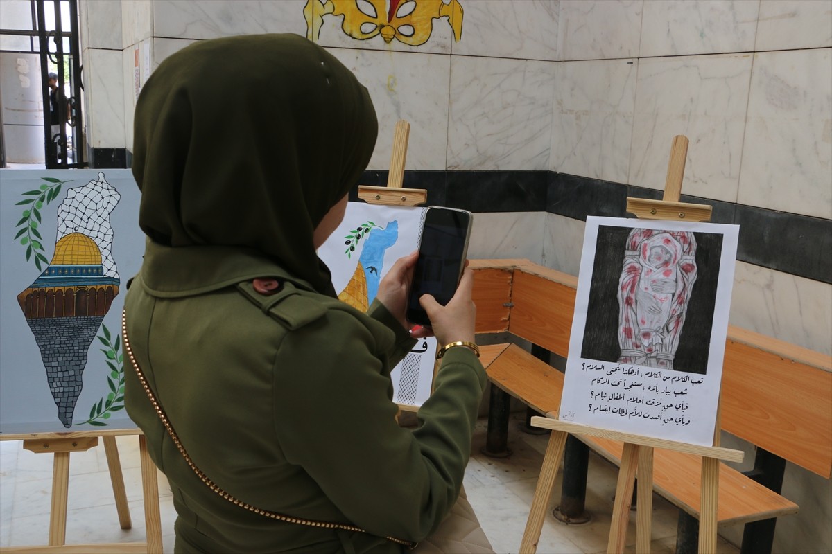 Suriye'nin kuzeybatısındaki İdlib ilinde, üniversite öğrencileri "Vaadimiz Onları Desteklemek"...