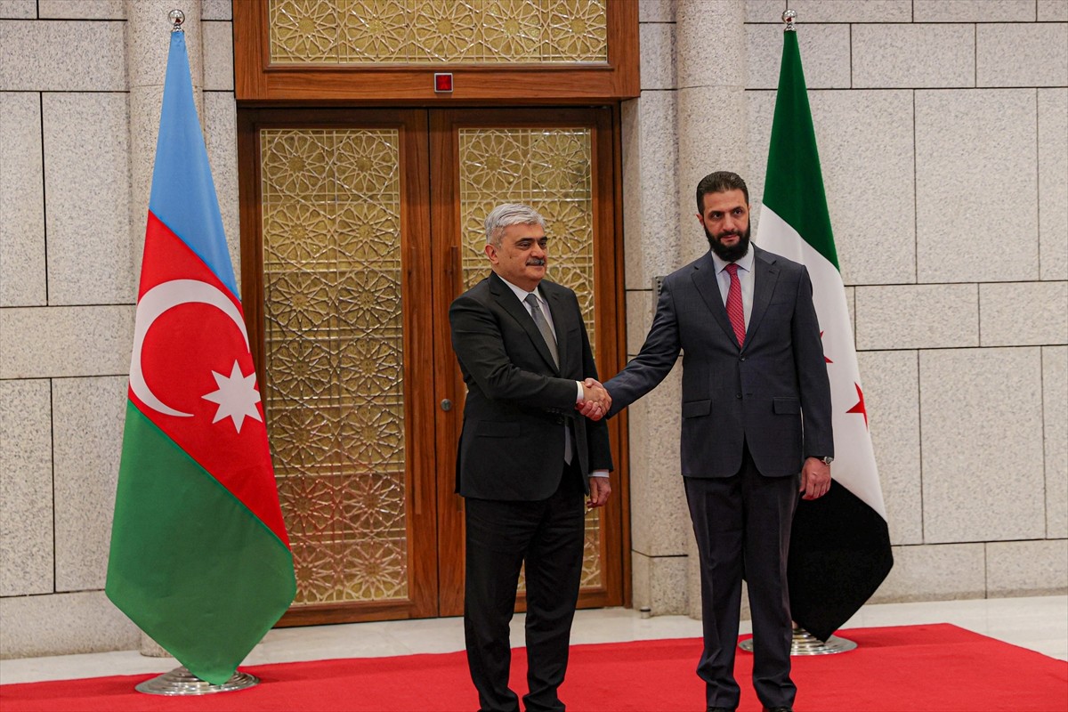 Suriye Cumhurbaşkanı Ahmed Şara (sağda), başkent Şam'a gelen Azerbaycan Başbakan Yardımcısı Samir...