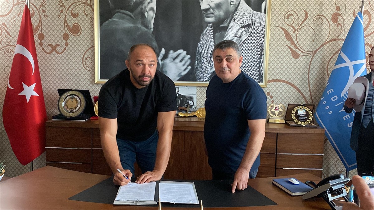 Tarihi Kırkpınar Yağlı Güreşleri'nde 4 kez altın kemer kazanan başpehlivan Ali Gürbüz, Antalya'nın...