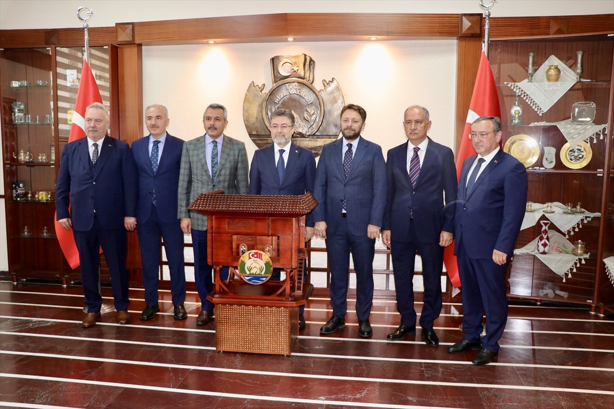 Tarım ve Orman Bakanı İbrahim Yumaklı (ortada), Rize Valiliği ve AK Parti İl Başkanlığı'nı ziyaret...