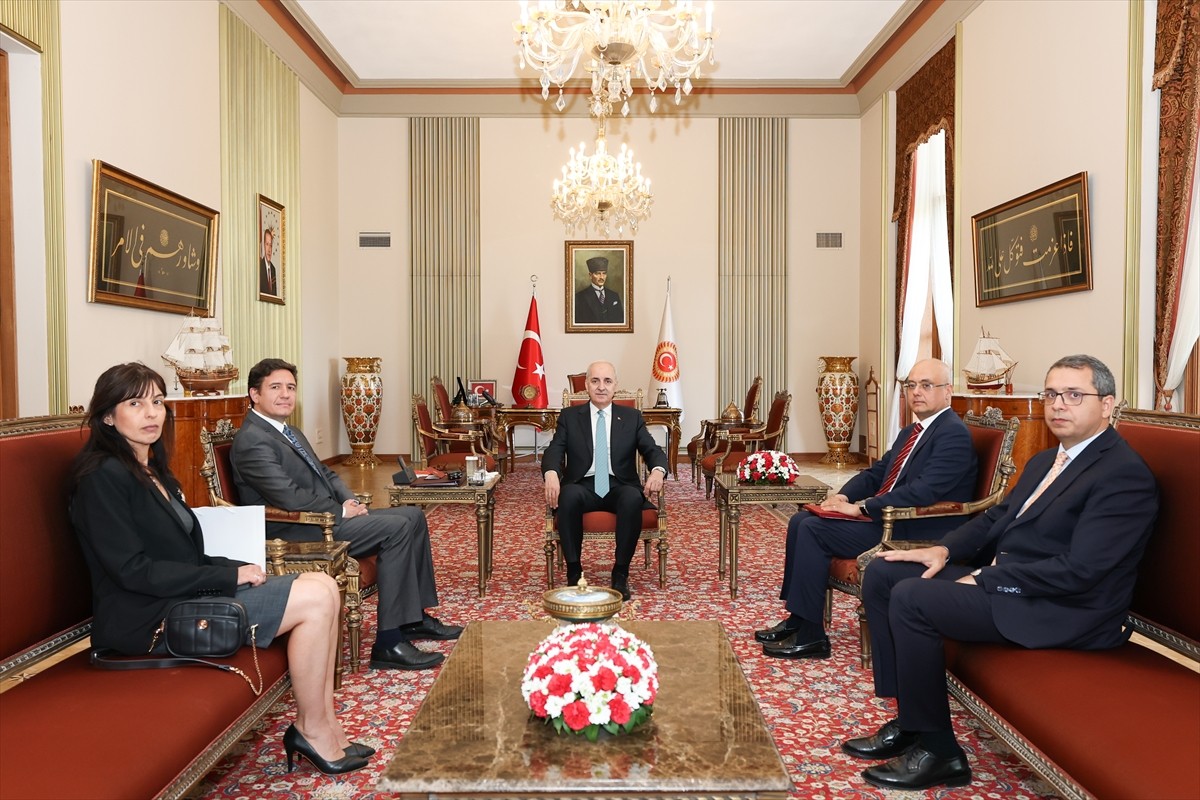 TBMM Başkanı Numan Kurtulmuş (ortada), Bulgaristan'ın Ankara Büyükelçisi Anguel Tcholakov'u (sol...