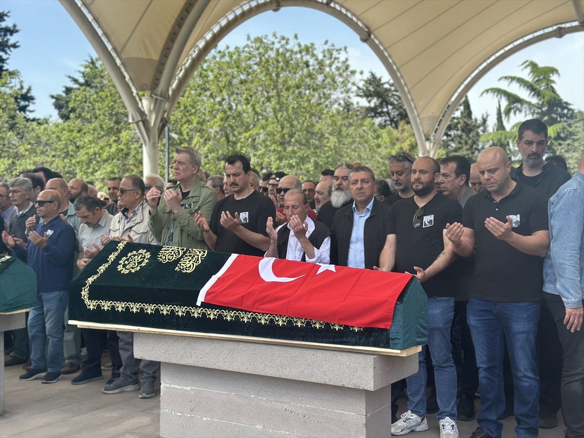 Tedavi gördüğü hastanede 68 yaşında hayatını kaybeden oyuncu Naşit Özcan için Şakirin Camisi'nde...
