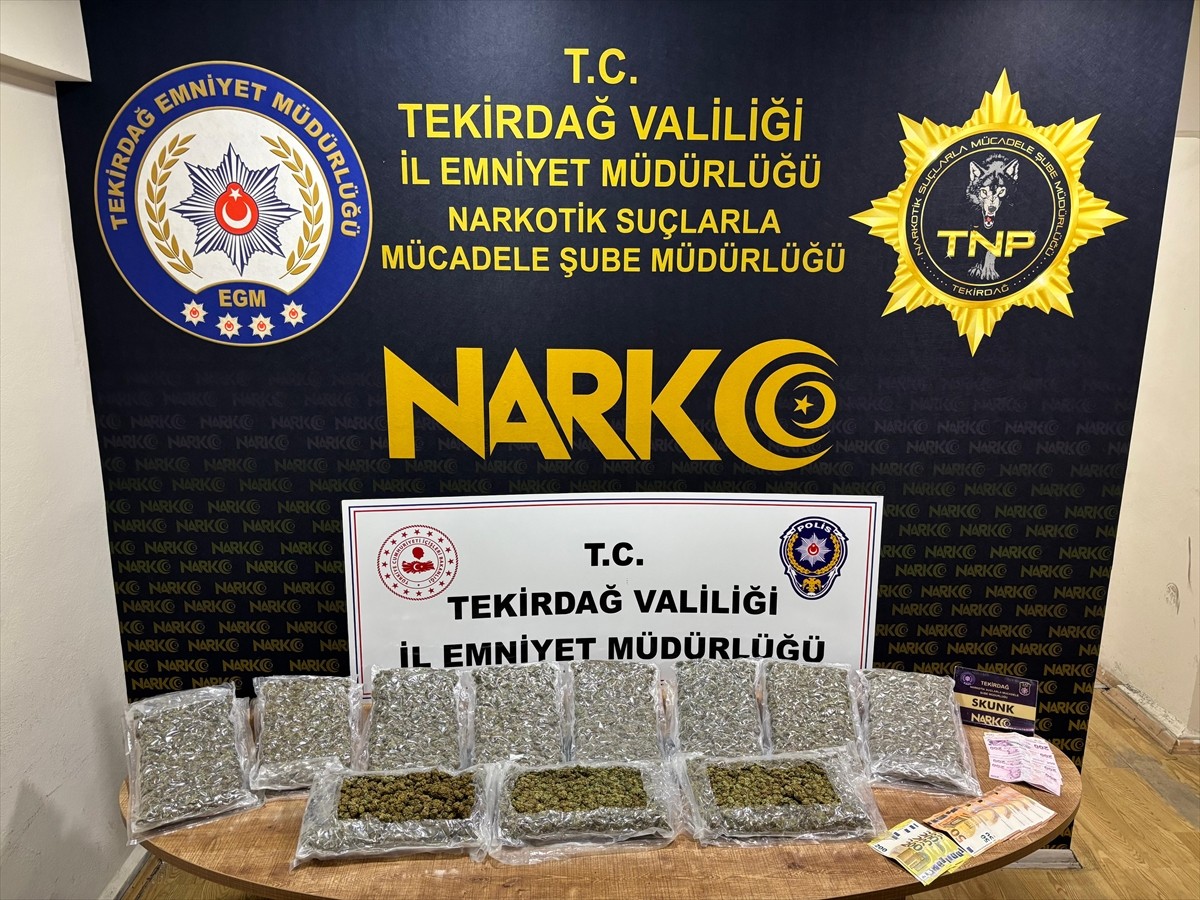 Tekirdağ'da 5 kilo 507 gram sentetik uyuşturucu ele geçirilen tırın sürücüsü tutuklandı.