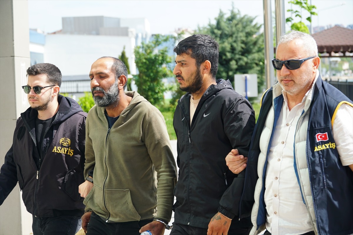 Tekirdağ'ın Süleymanpaşa ilçesinde, komşusunun çocuğu tarafından boğazından bıçaklandığı öne...