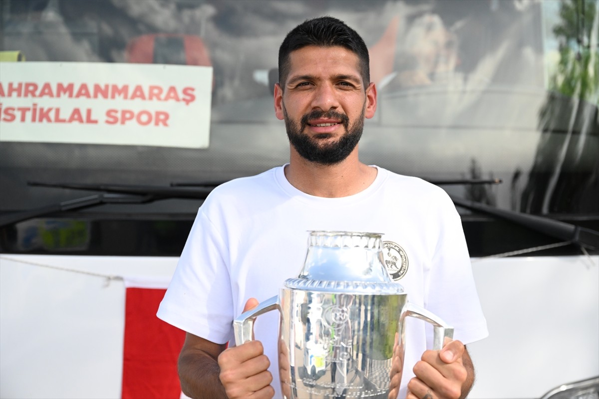 TFF 3. Lig play-off finalinde Ayvalıkgücü Belediyespor'u 3-1 yenerek TFF 2. Lig'e yükselen...