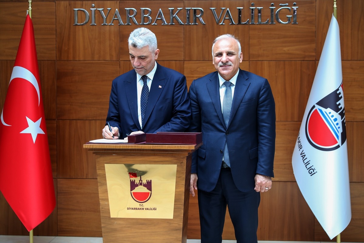 Ticaret Bakanı Ömer Bolat (solda), Diyarbakır'da ziyaretlerde bulundu. Bakan Bolat, kentteki...