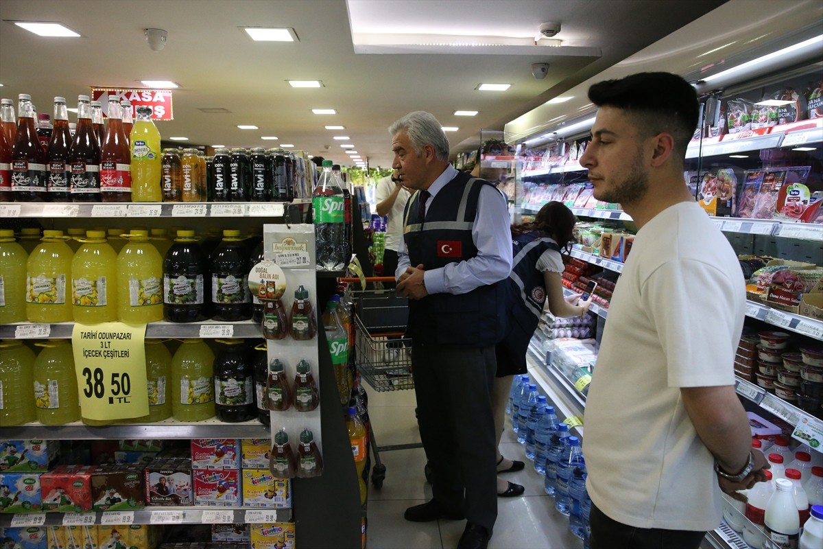 Ticaret Bakanlığı ekipleri, Kurban Bayramı öncesinde Eskişehir'deki marketlerde fiyat ve etiket...
