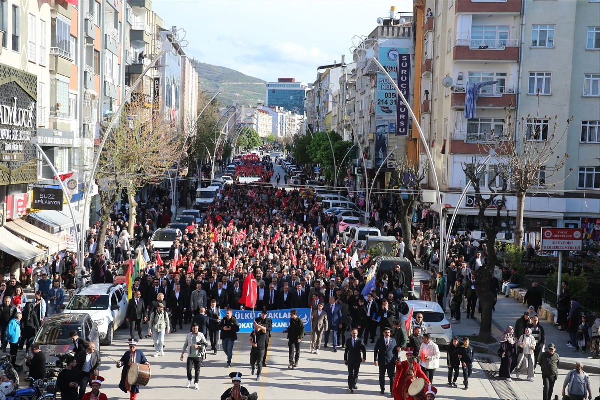 Tokat'ta, 3 Mayıs Türkçülük Günü dolayısıyla yürüyüş düzenlendi. Cumhuriyet Meydanı'nda toplanan...