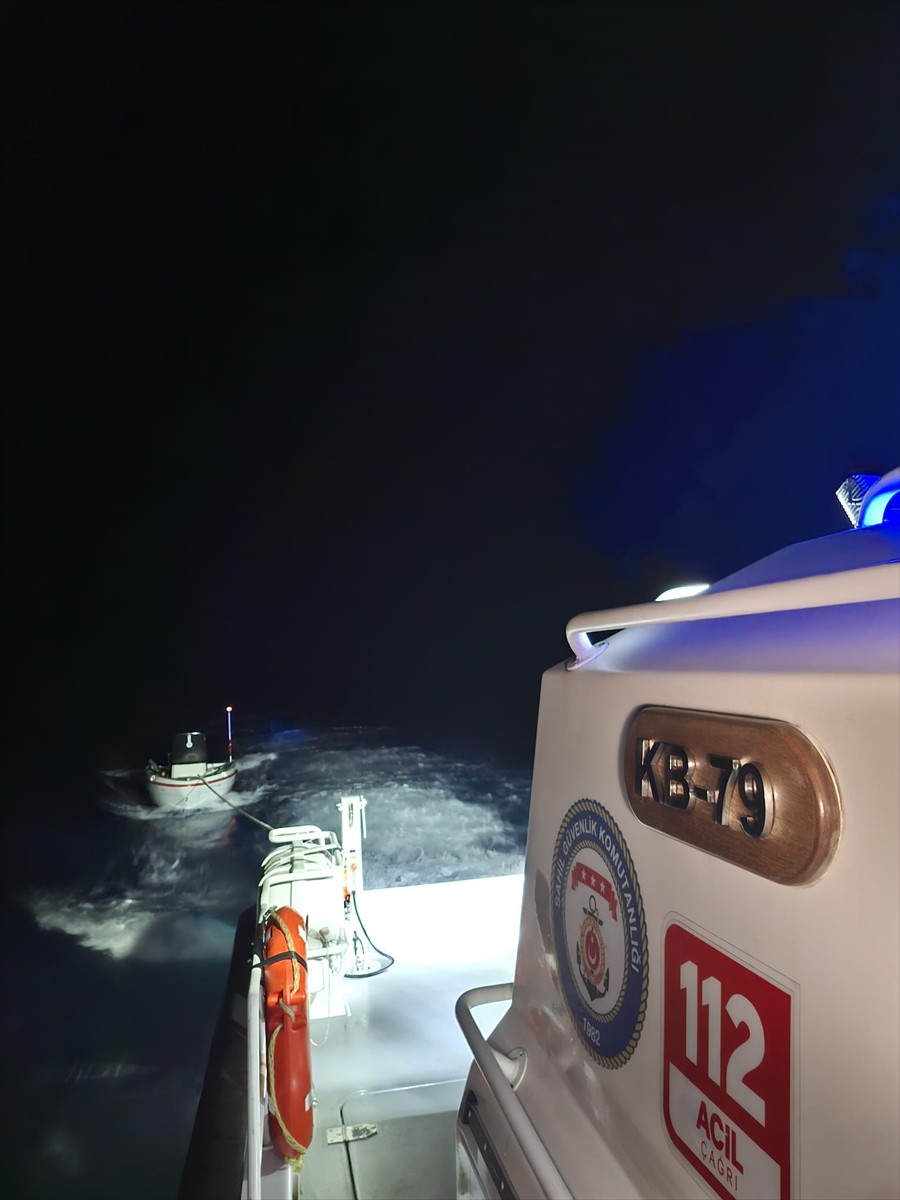 Trabzon'da denizde sürüklenen tekne, Sahil Güvenlik ekiplerince kurtarıldı.