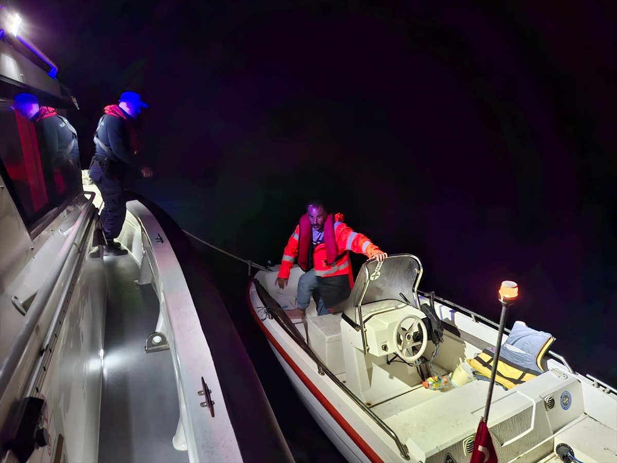 Trabzon'da denizde sürüklenen tekne, Sahil Güvenlik ekiplerince kurtarıldı.