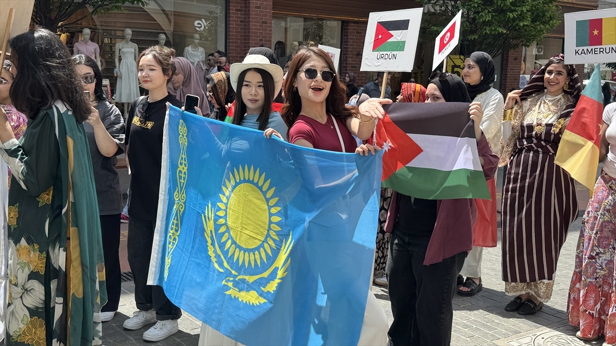 Trabzon'da, "13. Uluslararası Öğrenci Buluşması" 50 ülkeden öğrencinin katılımıyla yapıldı....