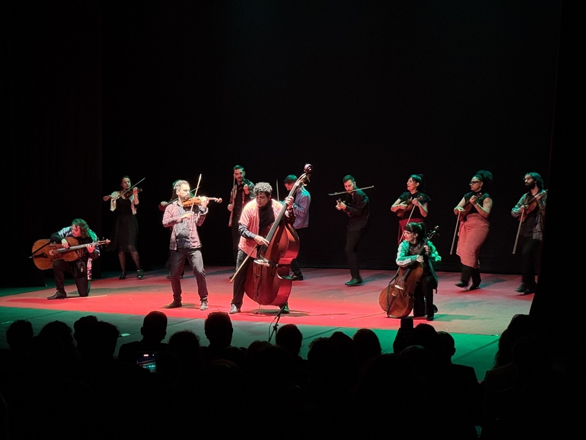 Trabzon'da, "25. Uluslararası Karadeniz Tiyatro Festivali", İspanya Ortemis Orkestrası ekibinin...