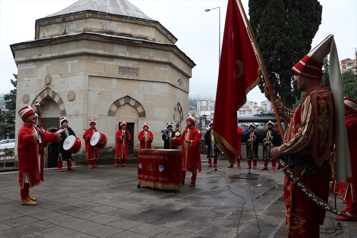 Trabzon'da, Yavuz Sultan Selim'in annesi Gülbahar Hatun Anneler Günü'nde anıldı. Trabzon...