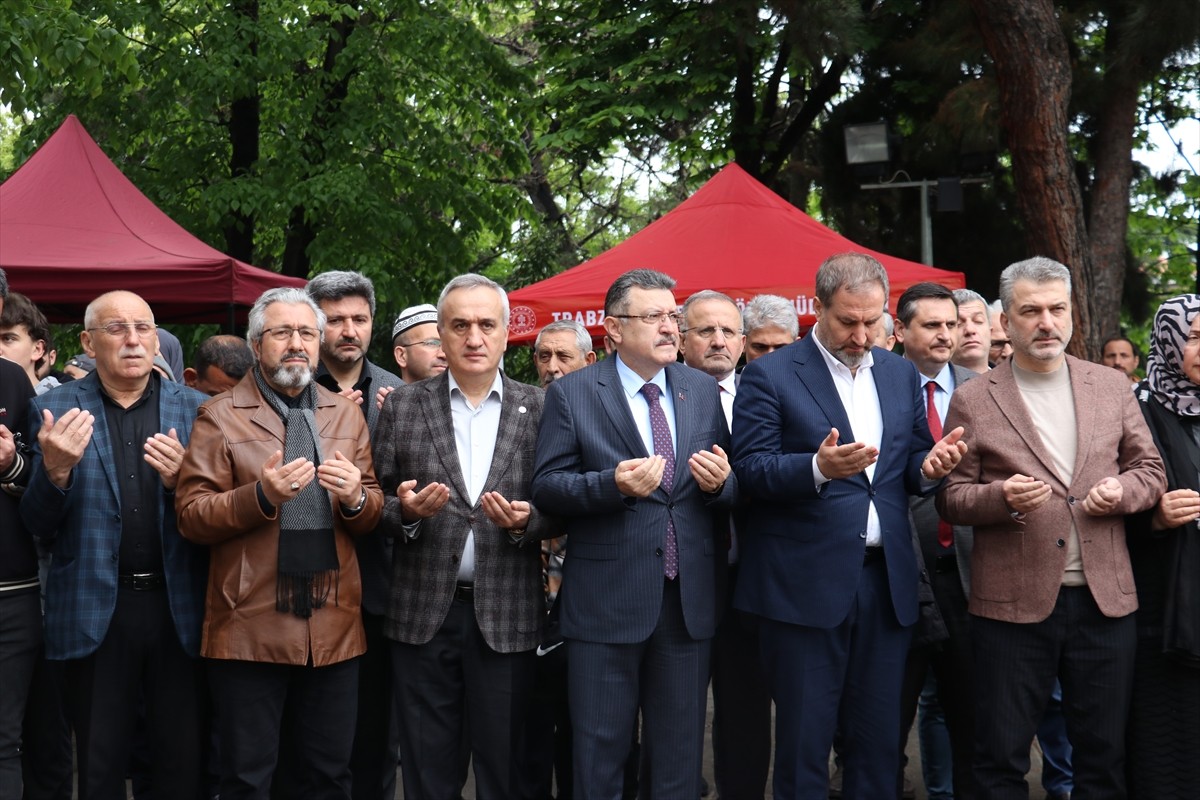 Trabzon'da, Yavuz Sultan Selim'in annesi Gülbahar Hatun Anneler Günü'nde anıldı. Trabzon...