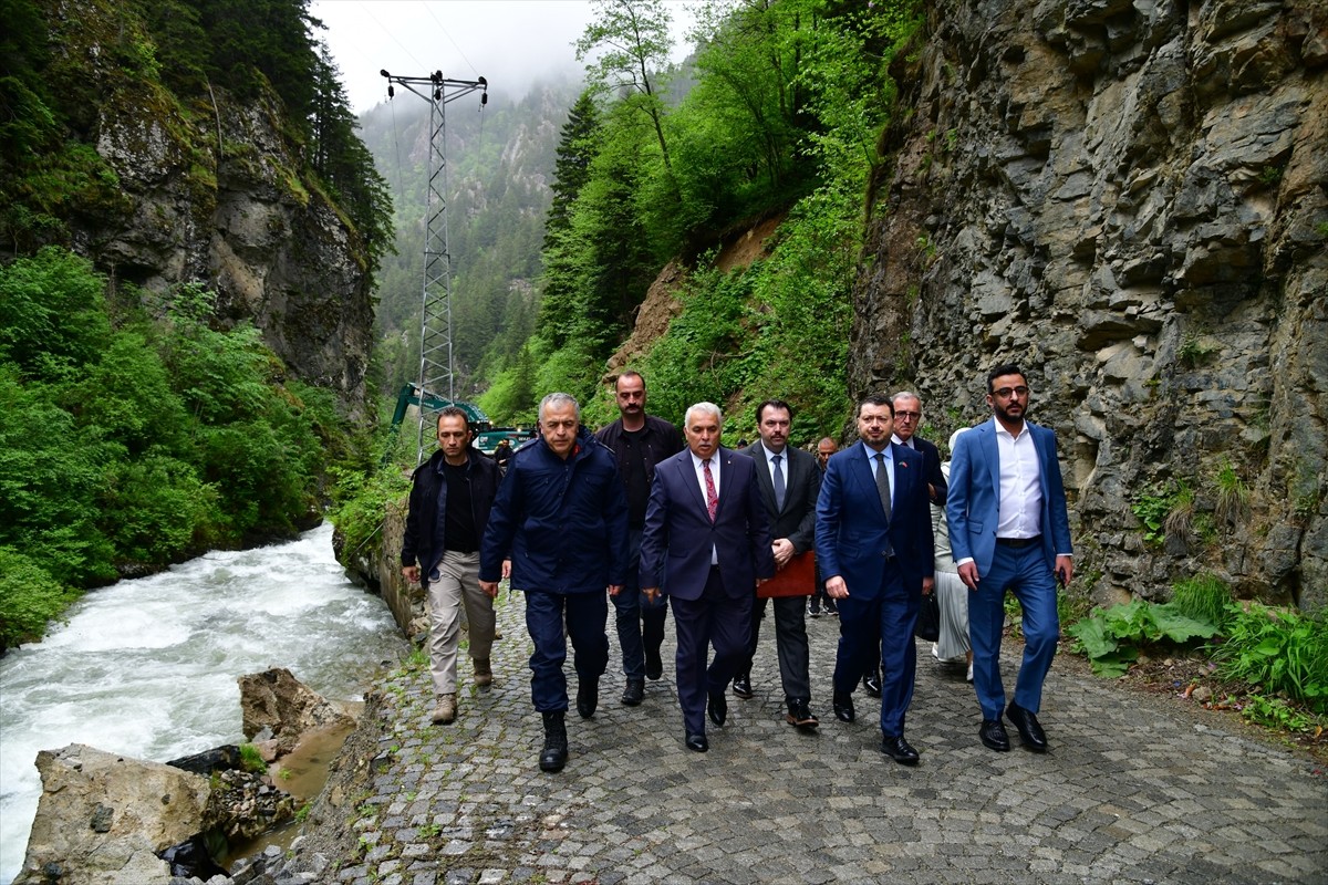Trabzon'un Çaykara ilçesinde 5 gün önce dereye düşen 9 yaşındaki çocuğu arama çalışmaları sürüyor....