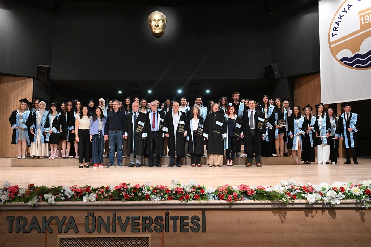 Trakya Üniversitesi Mühendislik Fakültesinden mezun olan Hilal Aydın (solda), diplomasını sadece...