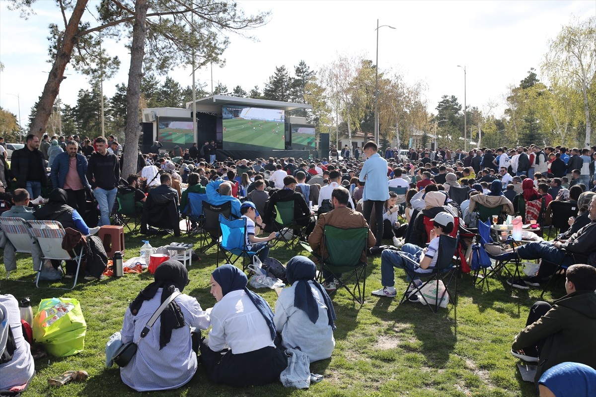 Trendyol 1. Lig'in 35. haftasında evindeki Uğur Okulları İstanbulspor karşılaşmasında yaşanan saha...