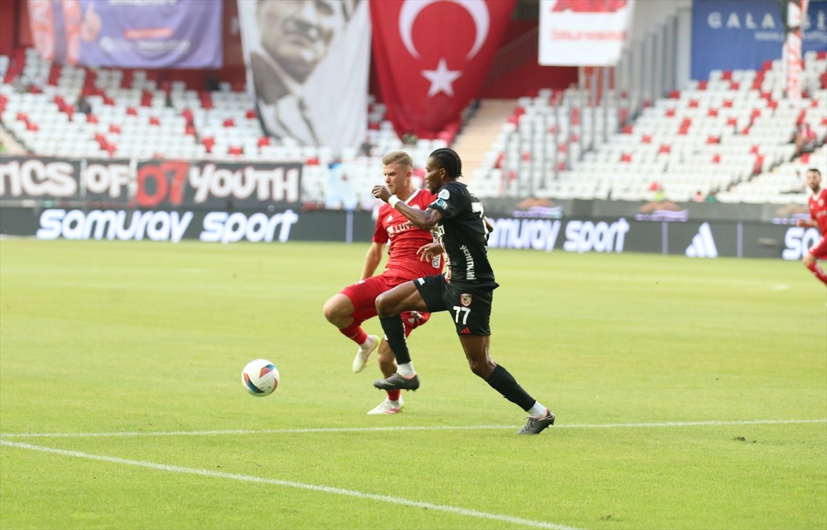 Trendyol Süper Lig'in 36. haftasında Onvo Antalyaspor ile Gaziantep FK, Corendon Airlines Park...