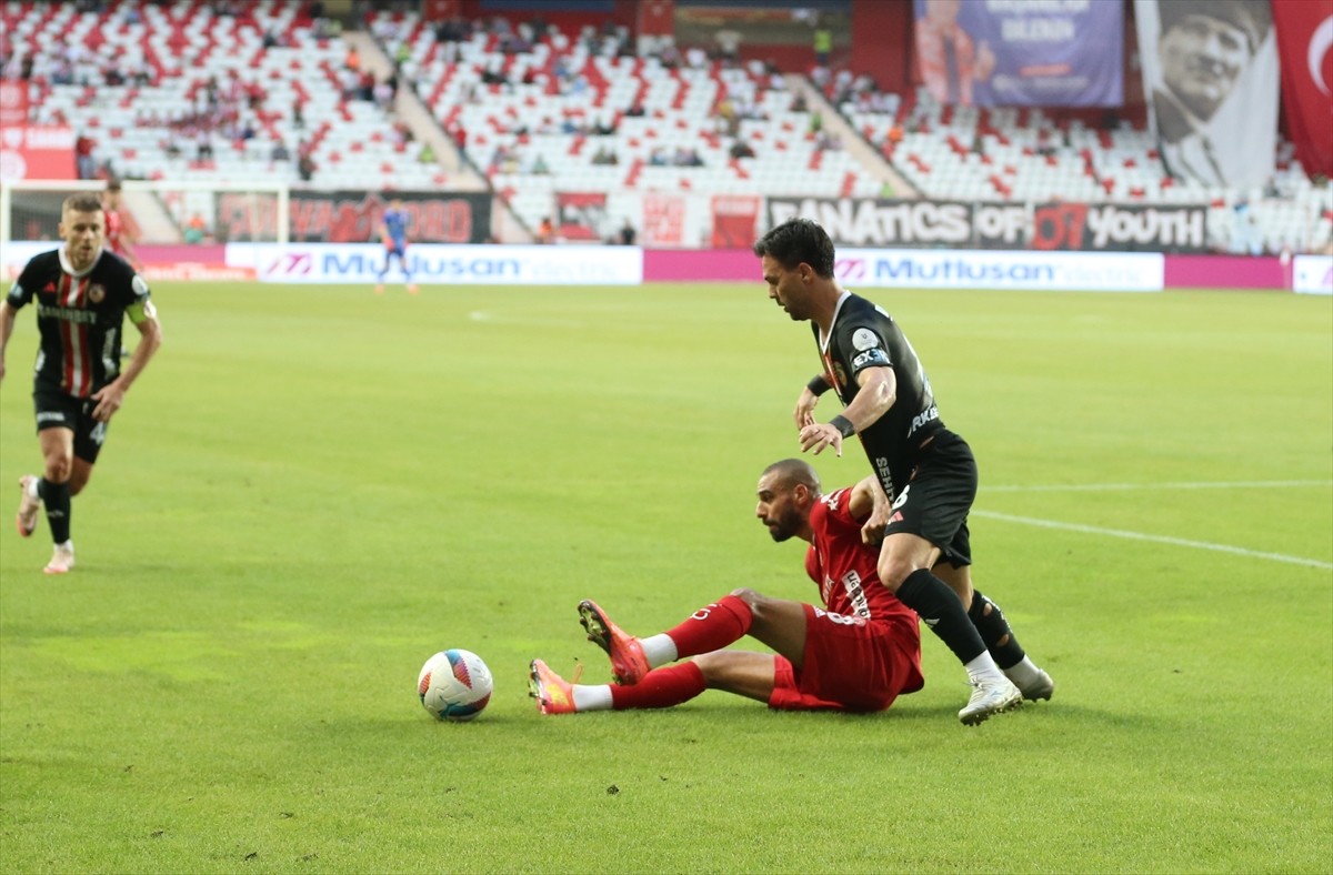 Trendyol Süper Lig'in 36. haftasında Onvo Antalyaspor ile Gaziantep FK, Corendon Airlines Park...