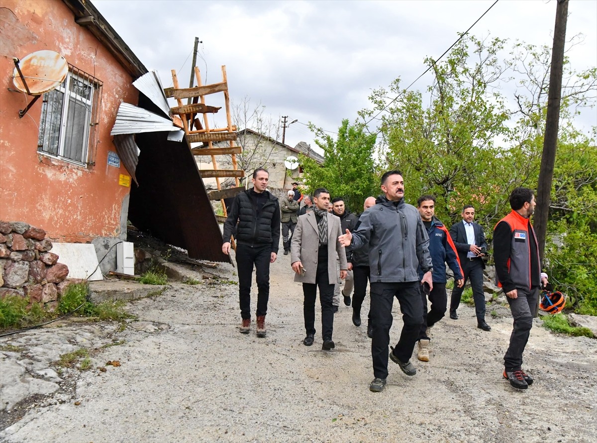 Tunceli Valisi ve Belediye Başkan Vekili Bülent Tekbıyıkoğlu (önde), şiddetli rüzgar nedeniyle...