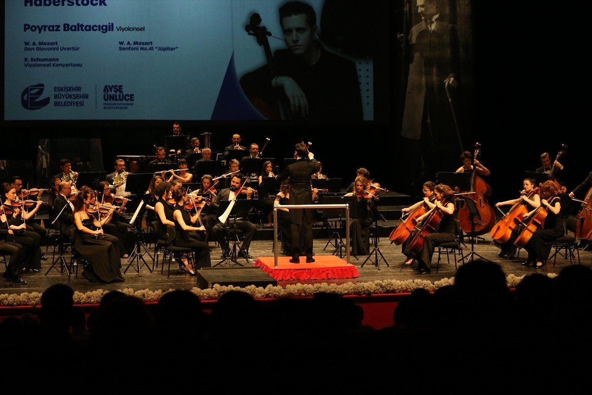 Türk asıllı şef, piyanist ve besteci Maximilian Cem Haberstock (ortada önde) Türkiye'deki ikinci...