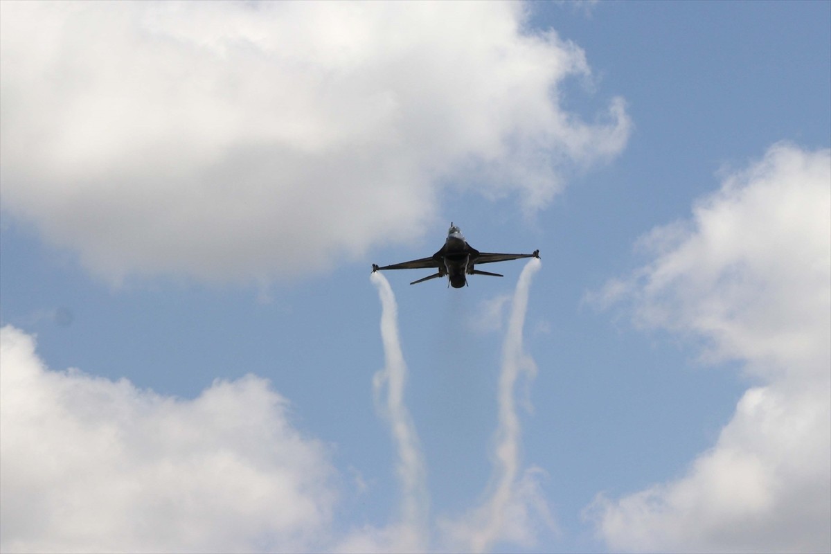 Türk Hava Kuvvetleri akrobasi timi SOLOTÜRK, Elazığ'da Fırat Üniversitesinin 50. kuruluş yılı...