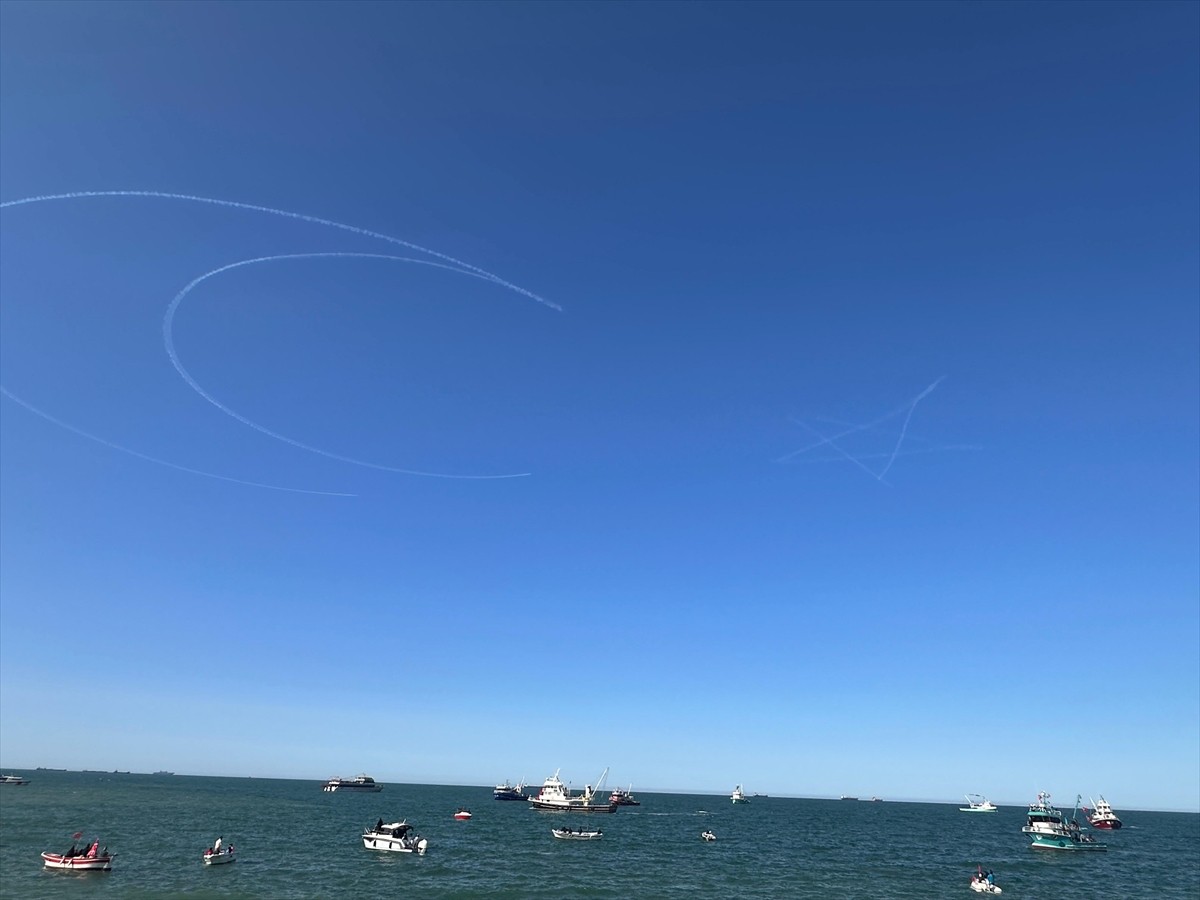 Türk Hava Kuvvetlerinin akrobasi timi Türk Yıldızları ve SOLOTÜRK, 19 Mayıs Atatürk'ü Anma...