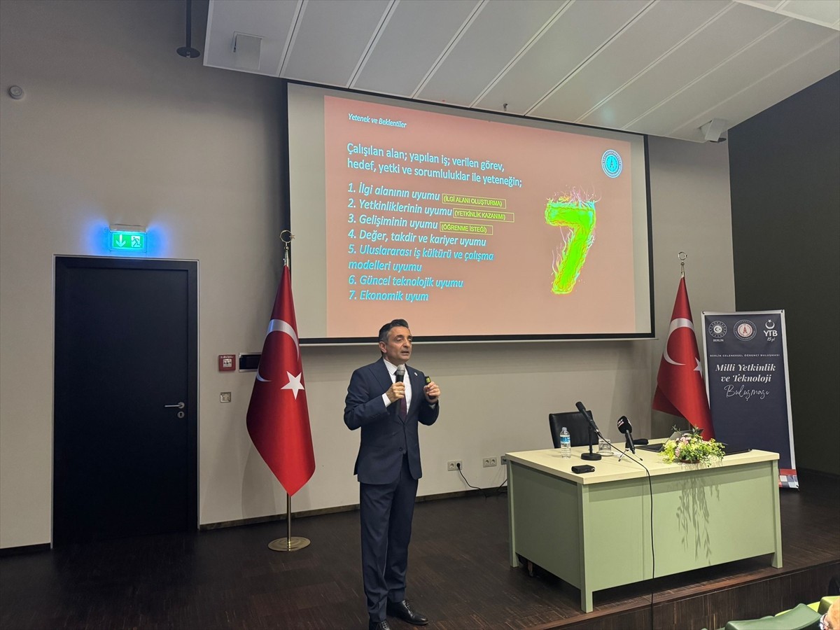 Türk savunma sanayi şirketleri, Almanya'nın başkenti Berlin'de, ülkede yaşayan Türk öğrenci ve...