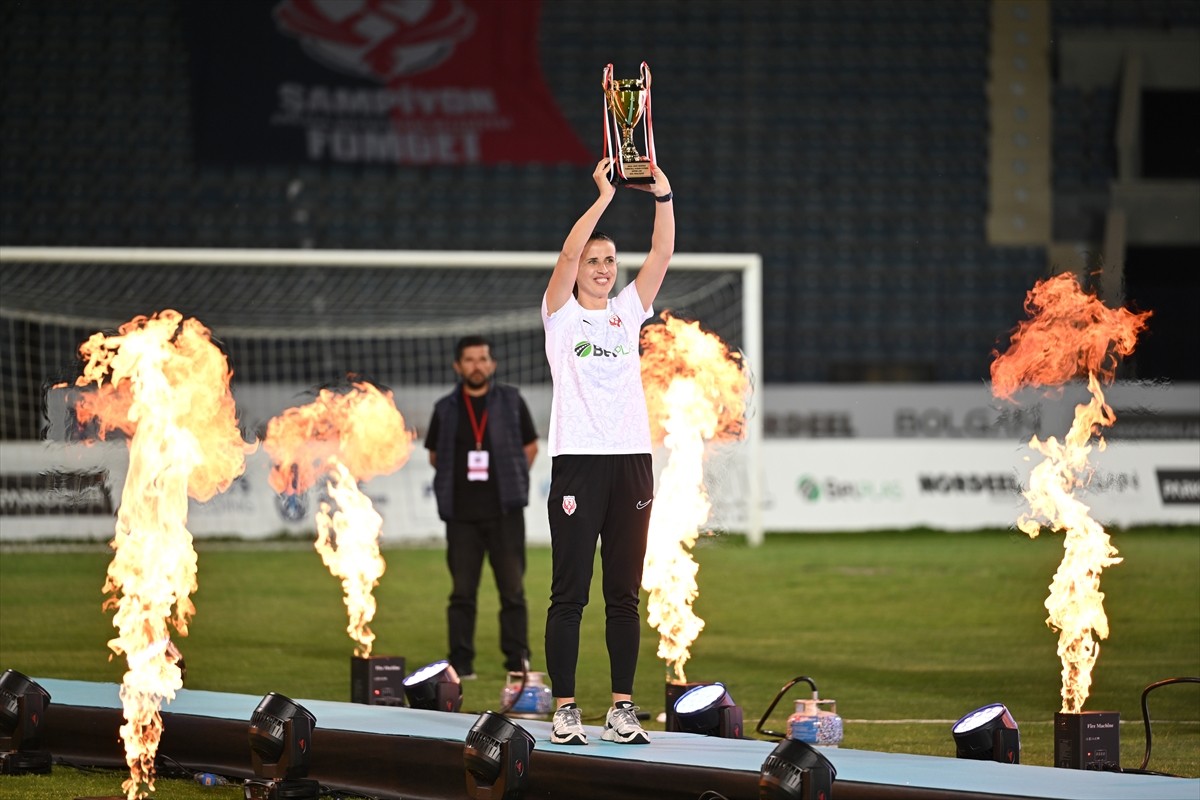 Turkcell Kadın Futbol Süper Ligi'nde 2024-2025 sezonunu şampiyon tamamlayan Ankara Büyükşehir...