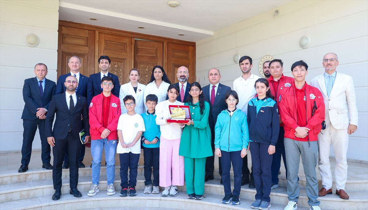 Türkiye'nin Lefkoşa Büyükelçisi Ali Murat Başçeri, Türkiye Maarif Vakfı Başkanı Mahmut Özdil ile...