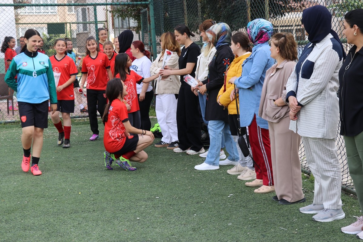 Türkiye Futbol Federasyonu 3. Ligde mücadele eden Amasis Kadın Futbol Takımı'nın oyuncuları...