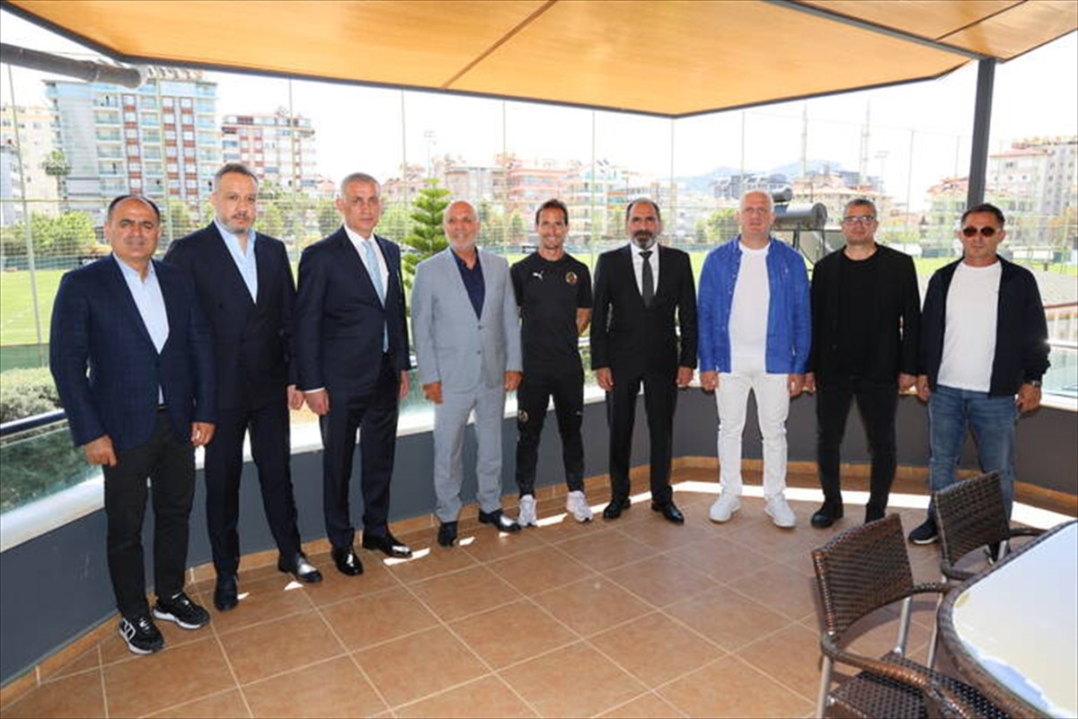 Türkiye Futbol Federasyonu (TFF) Başkanı İbrahim Ethem Hacıosmanoğlu (sol 3), babası vefat eden...