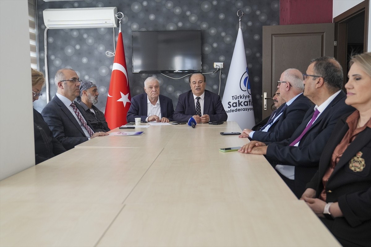 Türkiye Sakatlar Konfederasyonu Başkanı Yusuf Çelebi (sağda), Engelliler Haftası dolayısıyla...