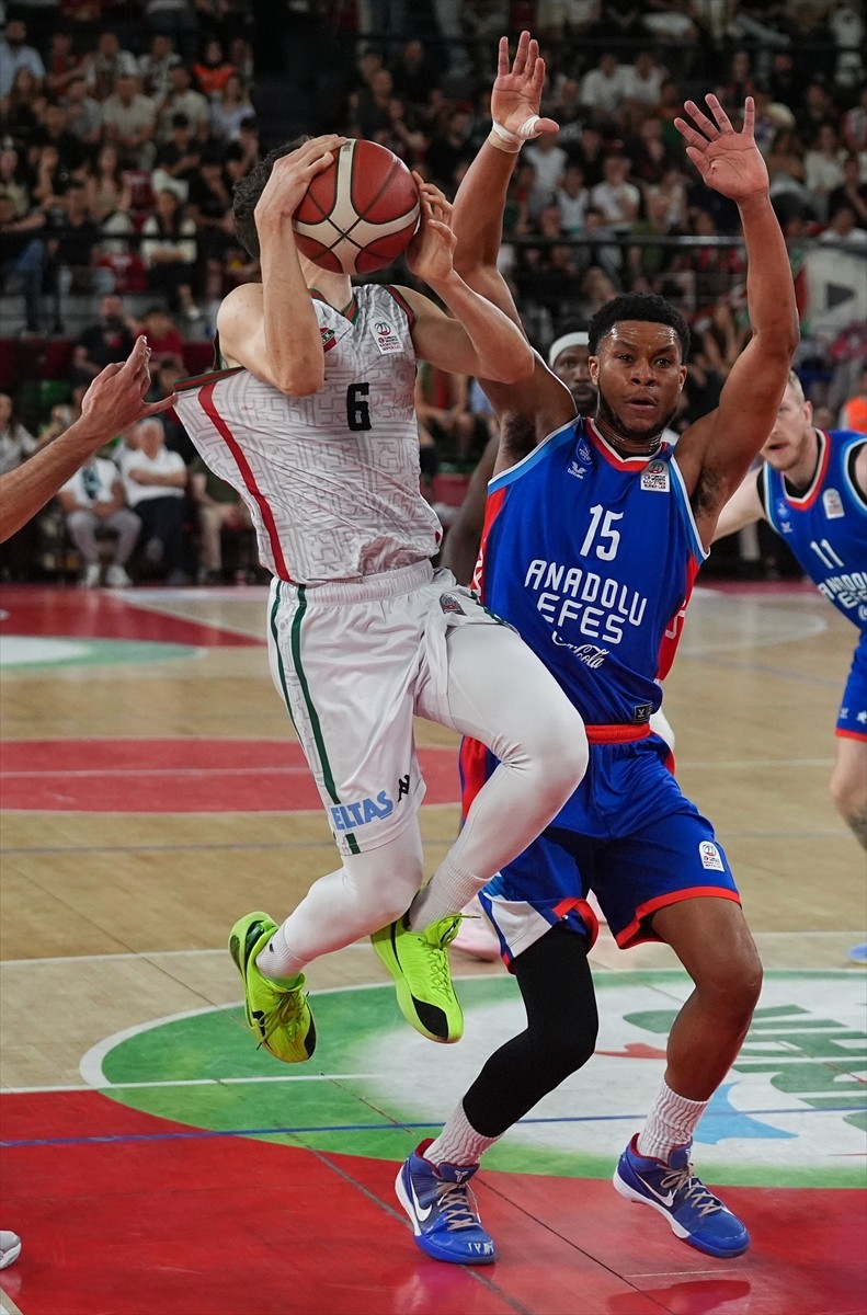 Türkiye Sigorta Basketbol Süper Ligi 27’inci hafta erteleme maçında Karşıyaka ile Anadolu Efes...