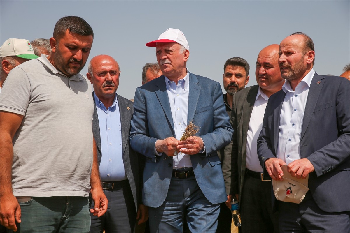 Türkiye Ziraat Odaları Birliği (TZOB) Genel Başkanı Şemsi Bayraktar (ortada), Diyarbakır'da...