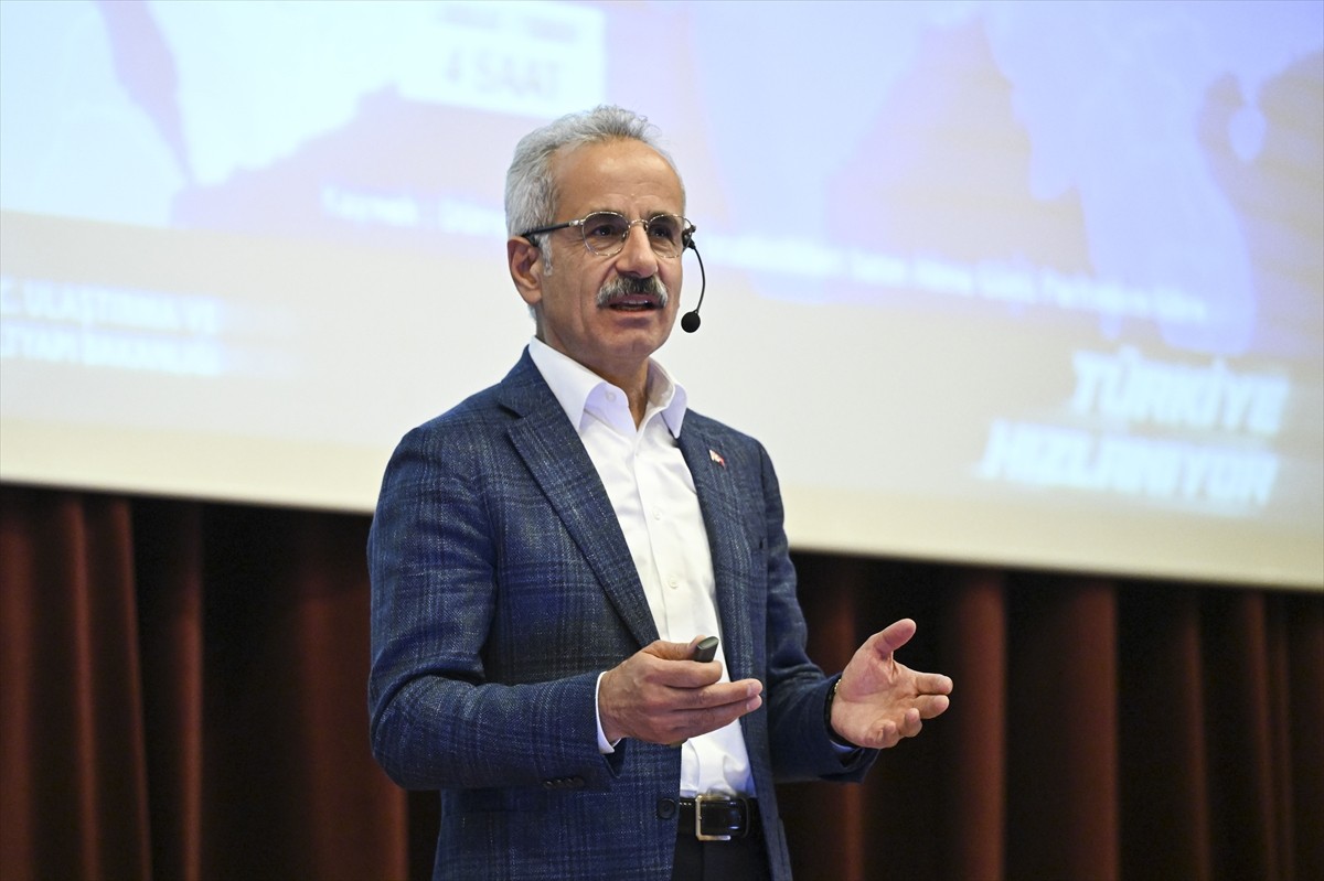 Ulaştırma ve Altyapı Bakanı Abdulkadir Uraloğlu, Milli Türk Talebe Birliği Genel Merkezi'nde...