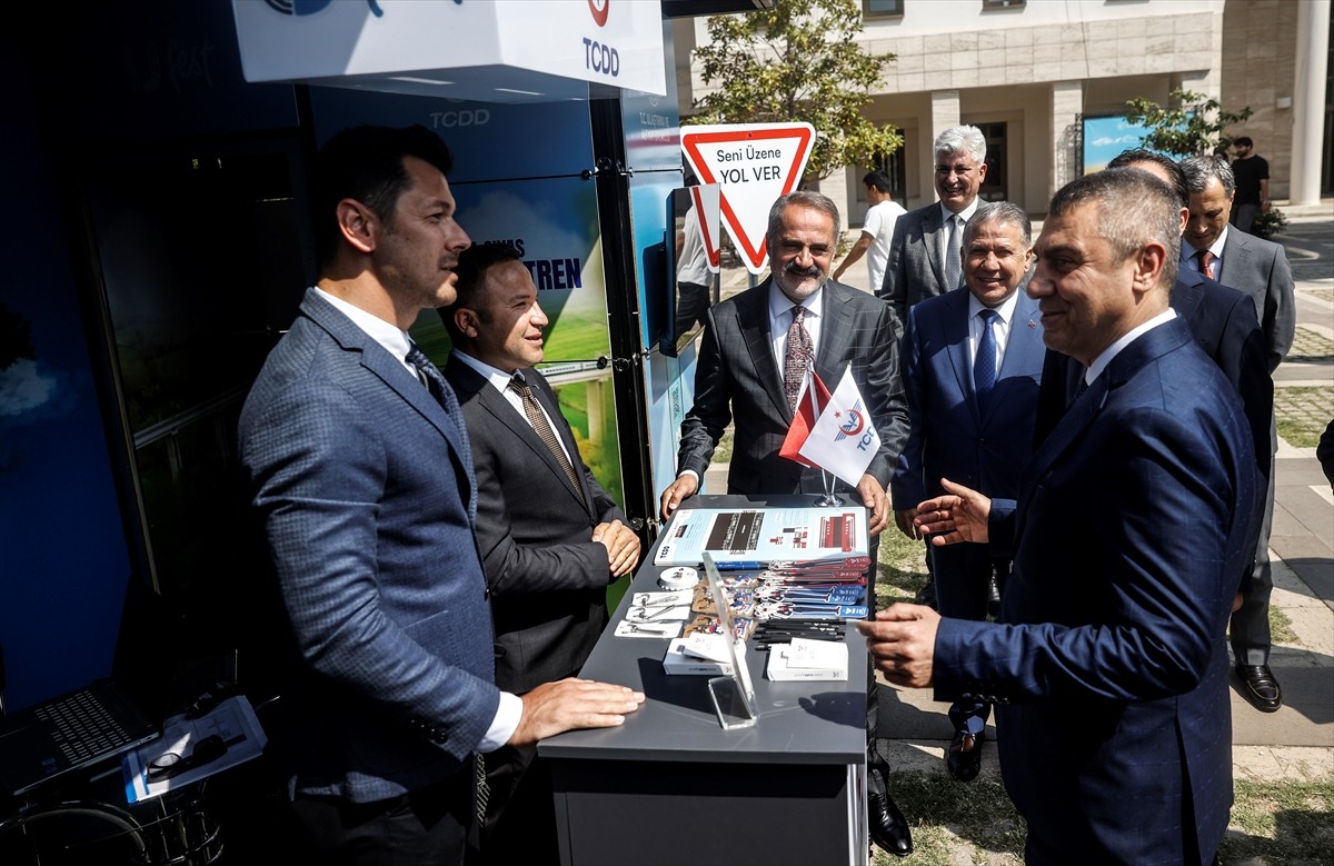 Ulaştırma ve Altyapı Bakanlığı tarafından gençleri kamu kurumları ve sektör temsilcileriyle...