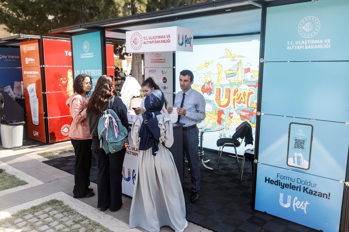 Ulaştırma ve Altyapı Bakanlığı tarafından gençleri kamu kurumları ve sektör temsilcileriyle...