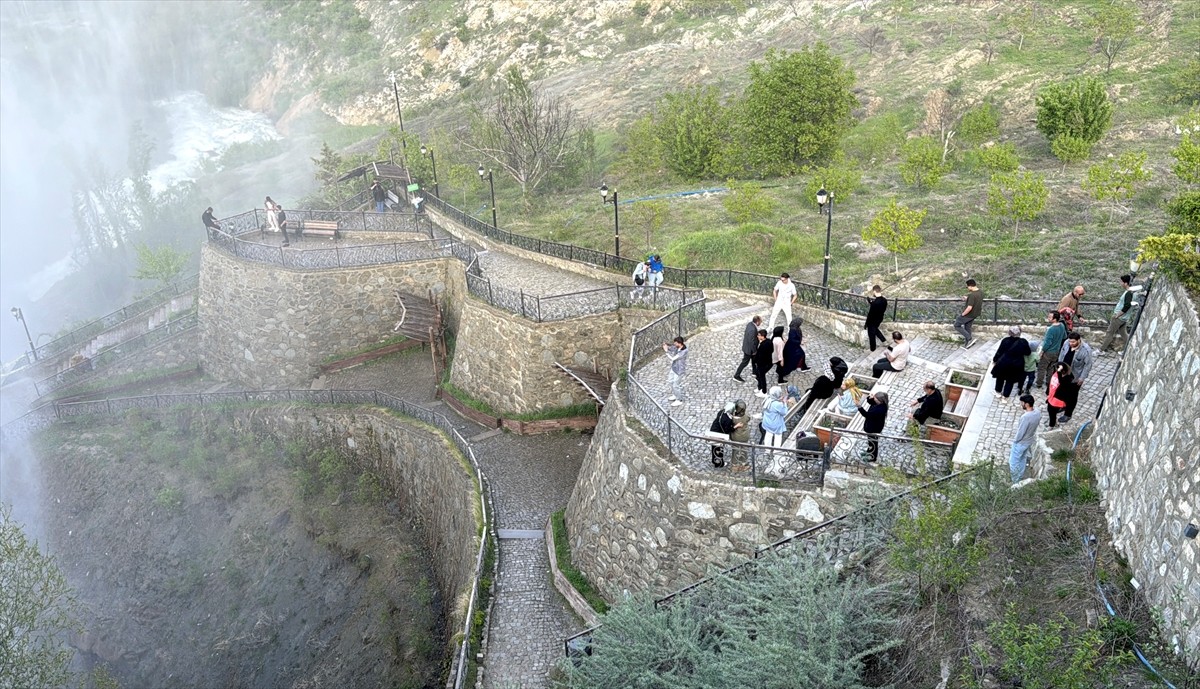 UNESCO Dünya Mirası Listesi'ne aday gösterilen Erzurum'daki Tortum Şelalesi, karların erimesi ve...