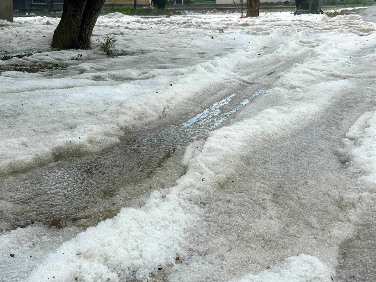  Uşak'ın Sivaslı ilçesinde sağanak ve dolu hayatı olumsuz etkiledi. Sağanağın ardından etkili olan...