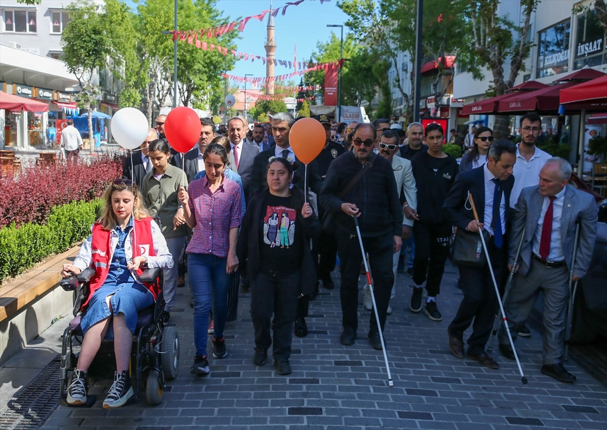 Uşak'ta, Aile Haftası dolayısıyla yürüyüş gerçekleştirildi. Uşak'ta eski belediye hizmet binası...
