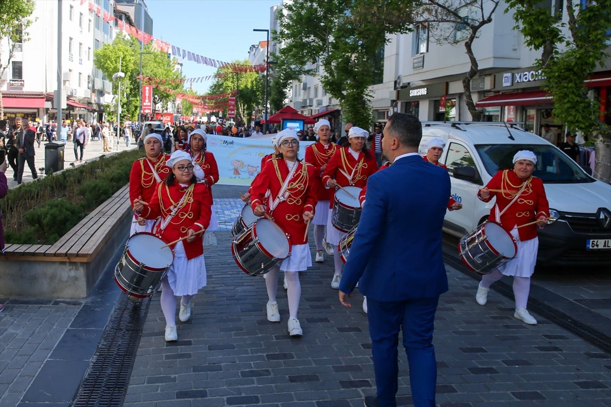 Uşak'ta, Aile Haftası dolayısıyla yürüyüş gerçekleştirildi. Uşak'ta eski belediye hizmet binası...