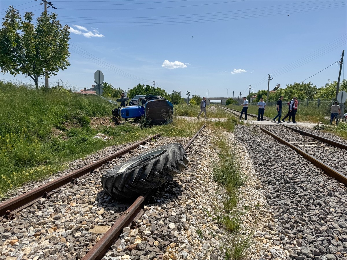 Uşak'ta hemzemin geçitte trenin çarptığı traktörün sürücüsü hastaneye kaldırıldı.