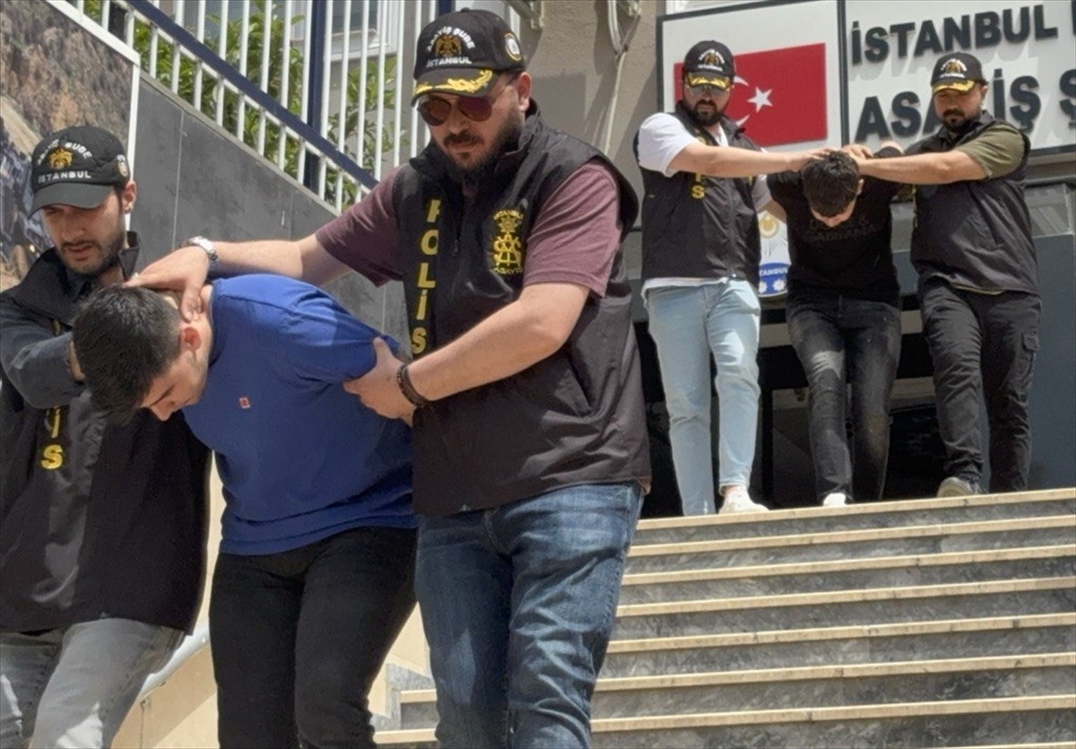 Üsküdar'da, bir fırına silahla ateş ettiği iddiasıyla gözaltına alınan 2 şüpheliden 1'i...