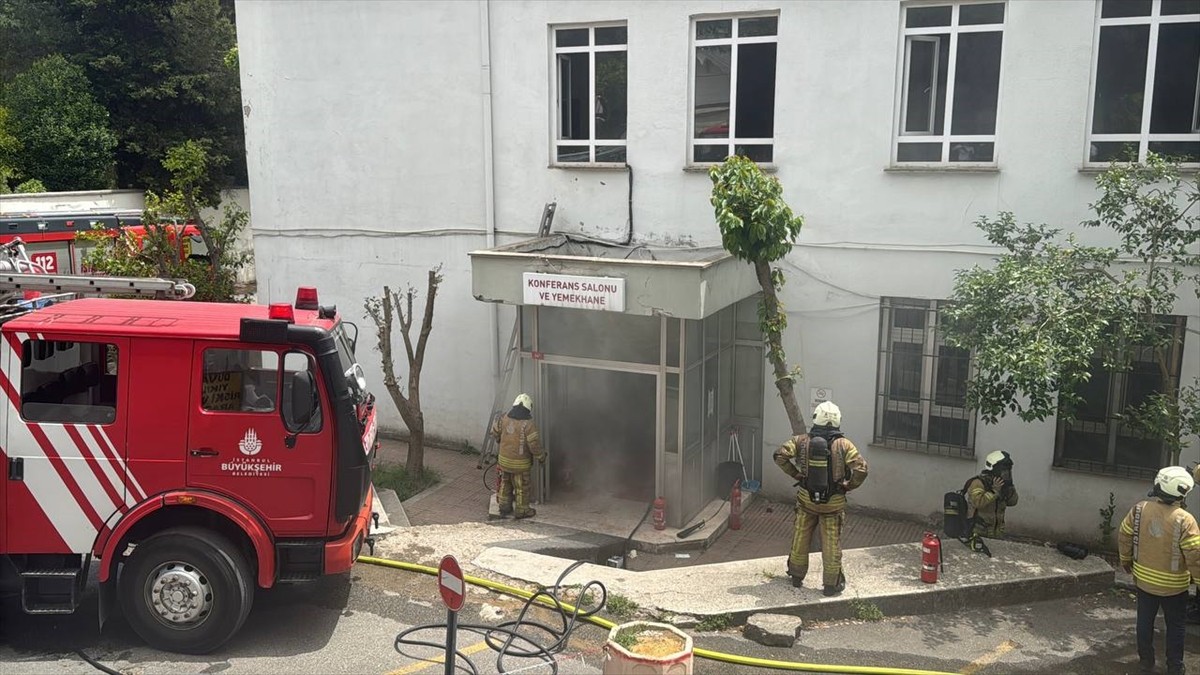 Üsküdar Devlet Hastanesinin ecza deposunda çıkan yangın itfaiye ekiplerinin müdahalesiyle...