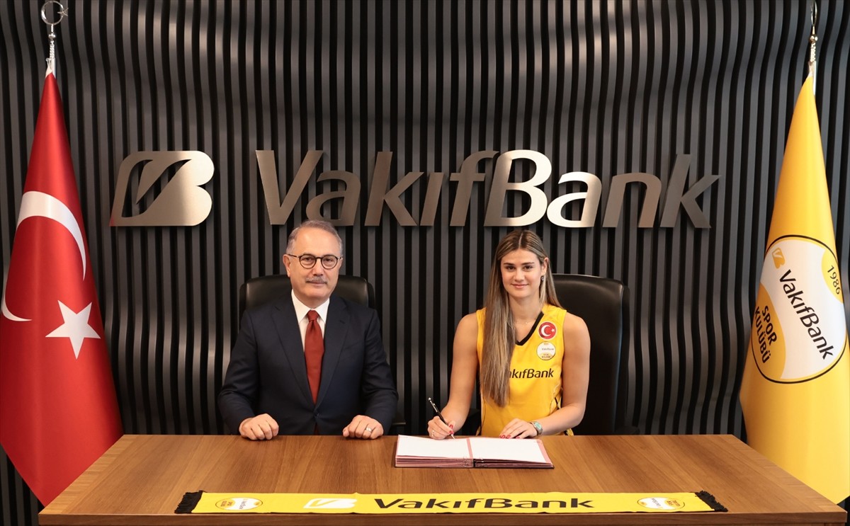 VakıfBank Kadın Voleybol Takımı, 25 yaşındaki Sırp smaçör Katarina Dangubic'i (sağda) transfer...
